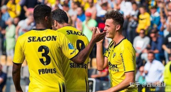 强调集体的 强调集体的