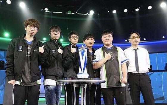 并向球队举 并向球队举